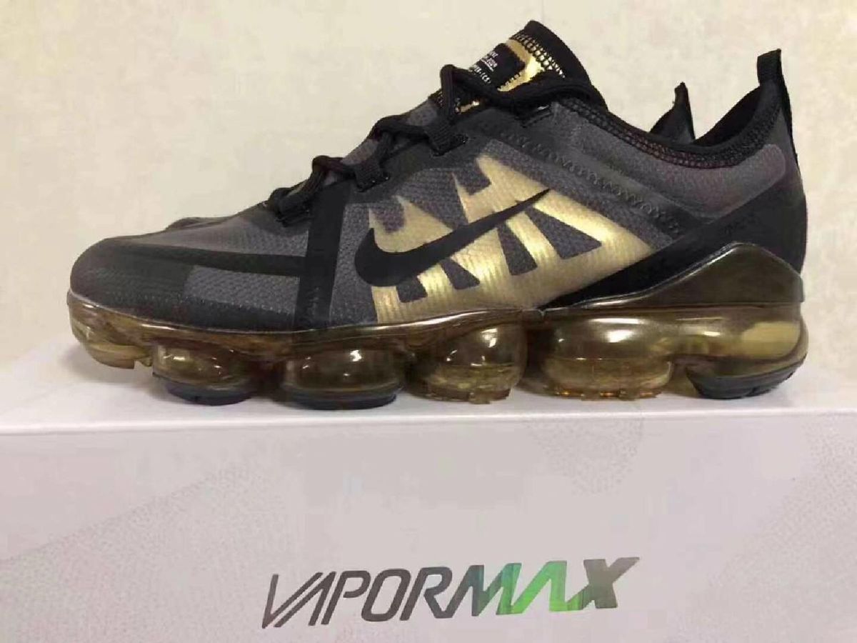 tenis nike vapormax preto com dourado