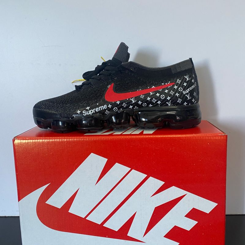 Nike store supreme vapormax