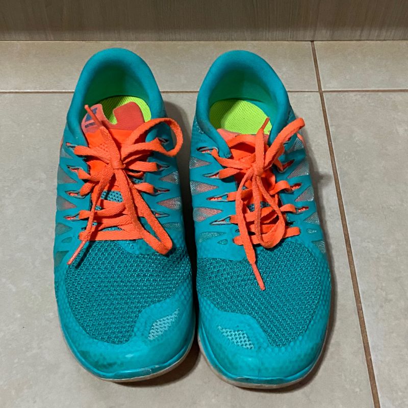 Tenis nike verde e sales laranja