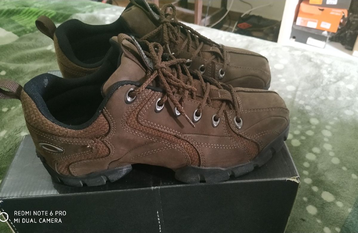 tênis oakley flak marrom