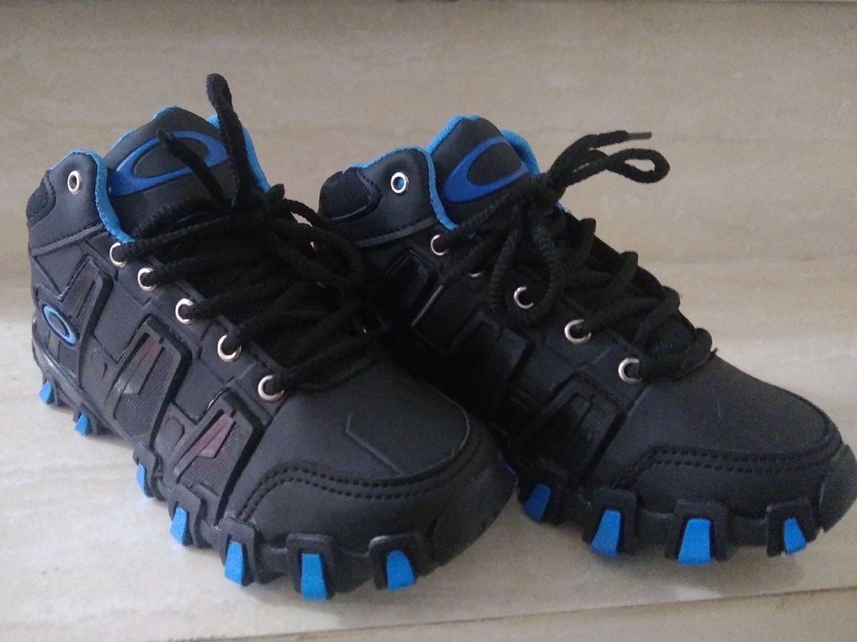 bota oakley infantil
