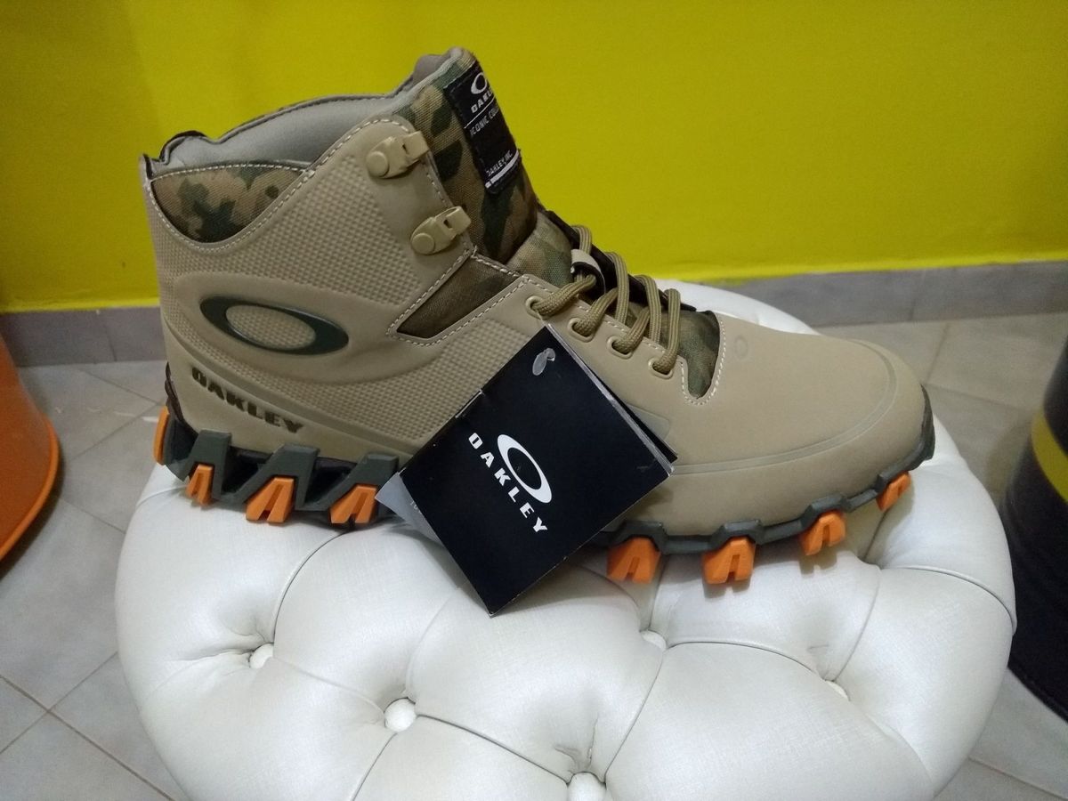 bota oakley mid