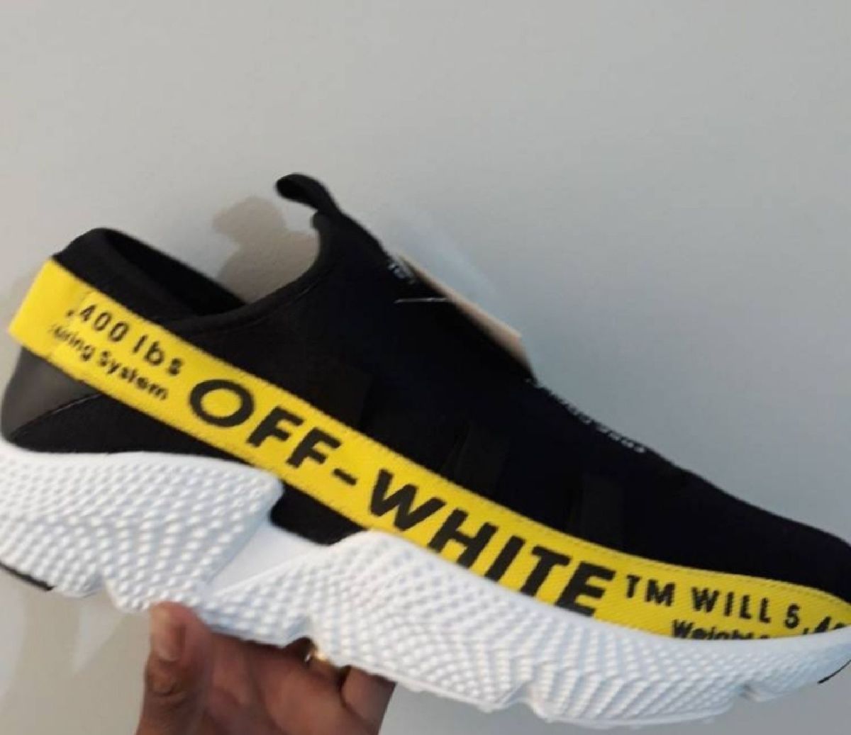 tenis off white preto