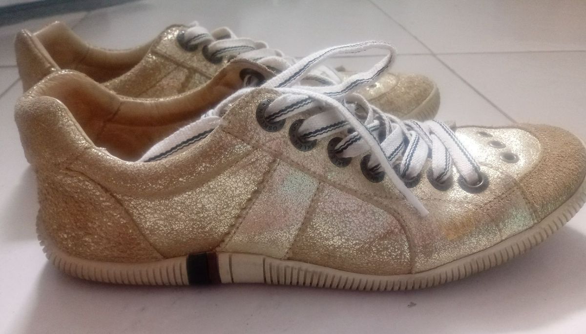 tenis dourado osklen