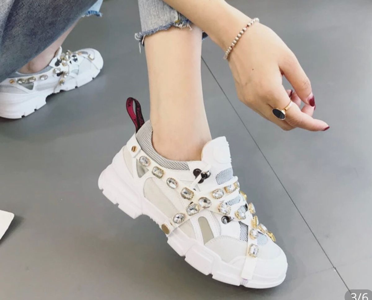 tenis com pedraria branco
