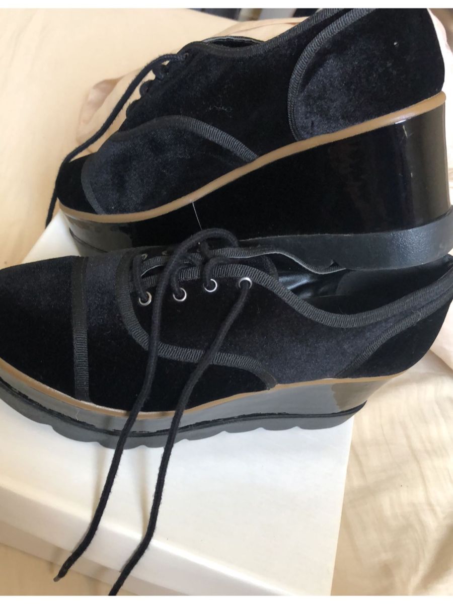 tenis plataforma verniz preto