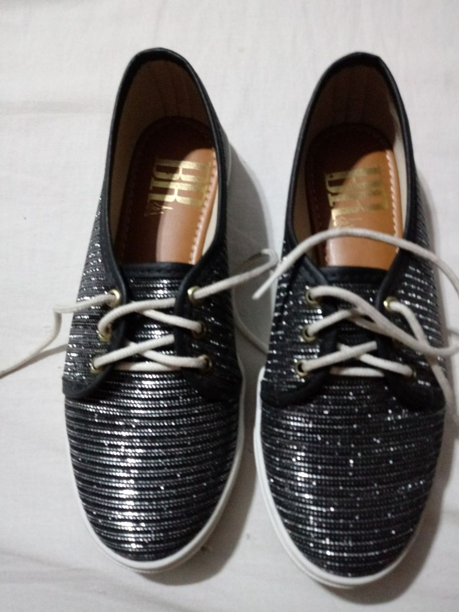 tenis preto brilhoso