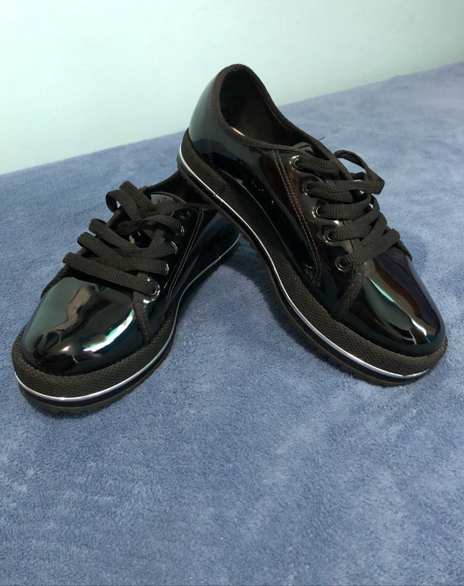 tenis preto brilhoso feminino