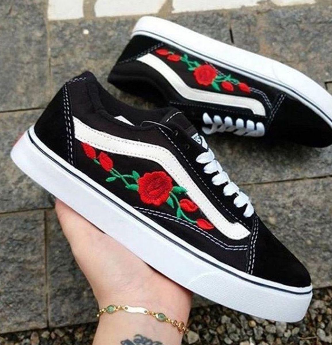 vans preto com flor