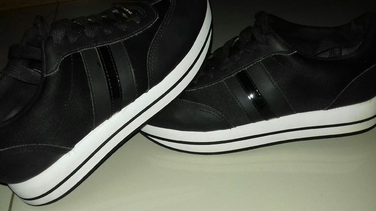 tenis feminino preto com listra branca