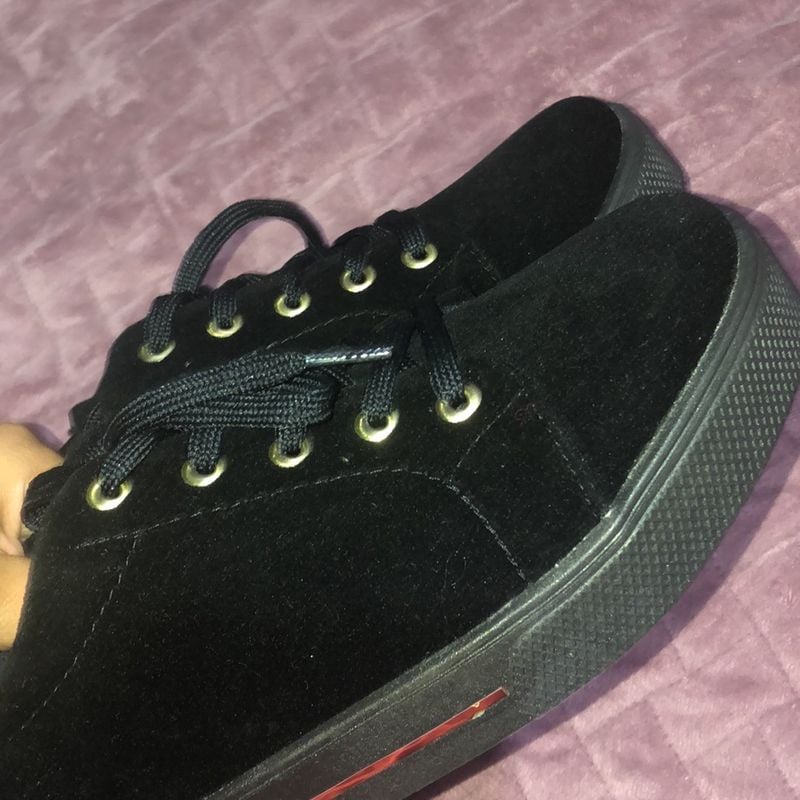 Tenis preto hot sale simples