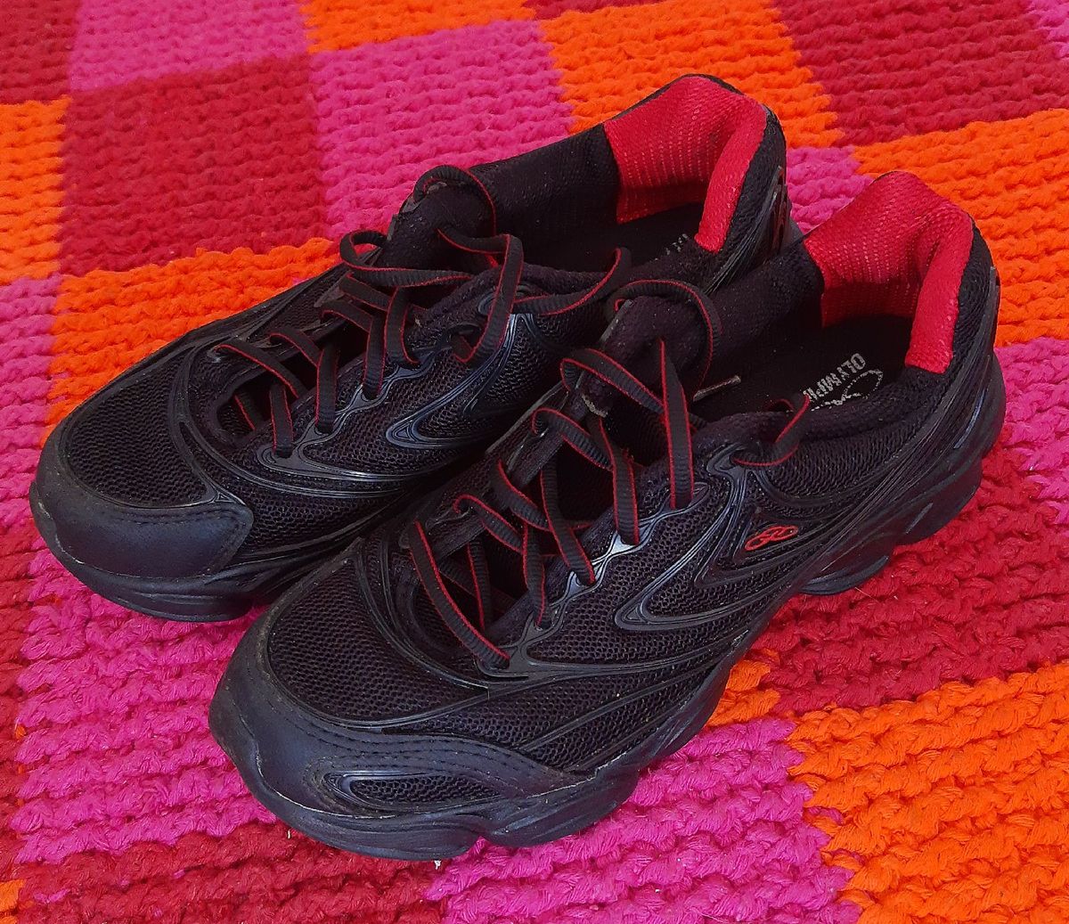 tênis preto com vermelho