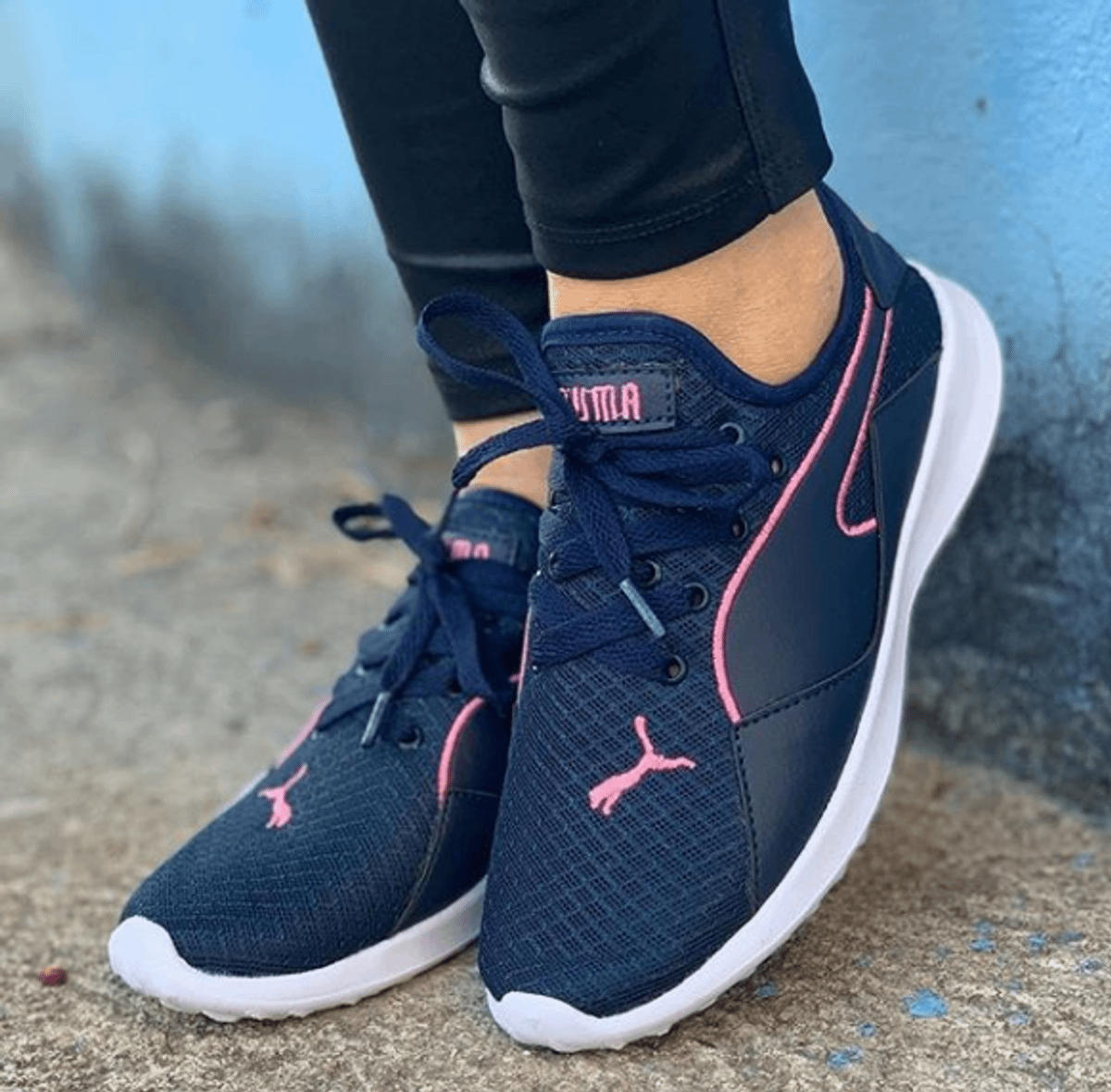puma rosa e azul