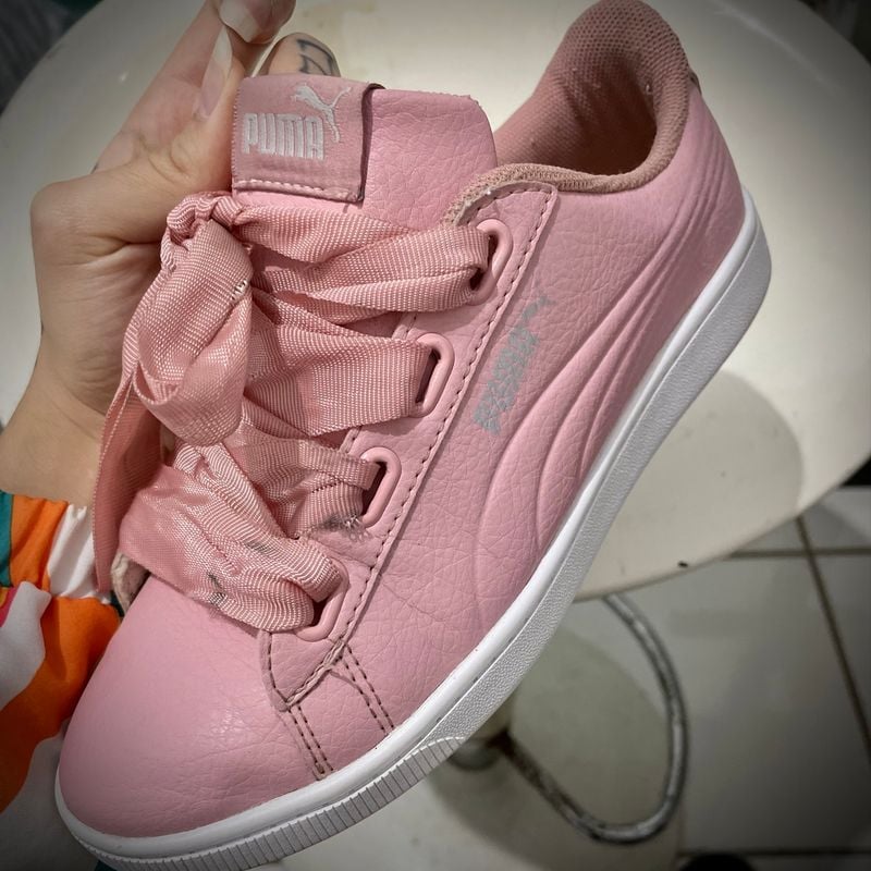 Tenis puma rosa com cadarço sale de cetim