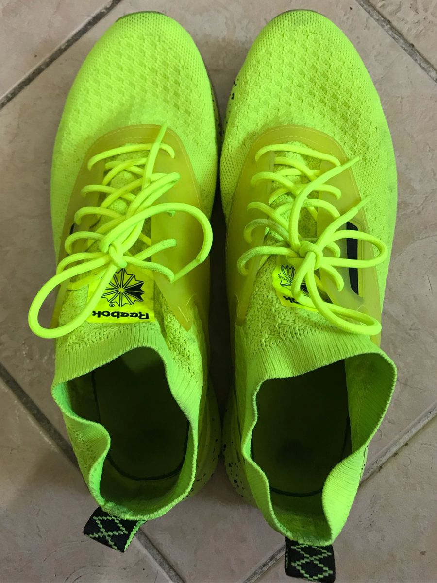 tenis amarelo fluorescente
