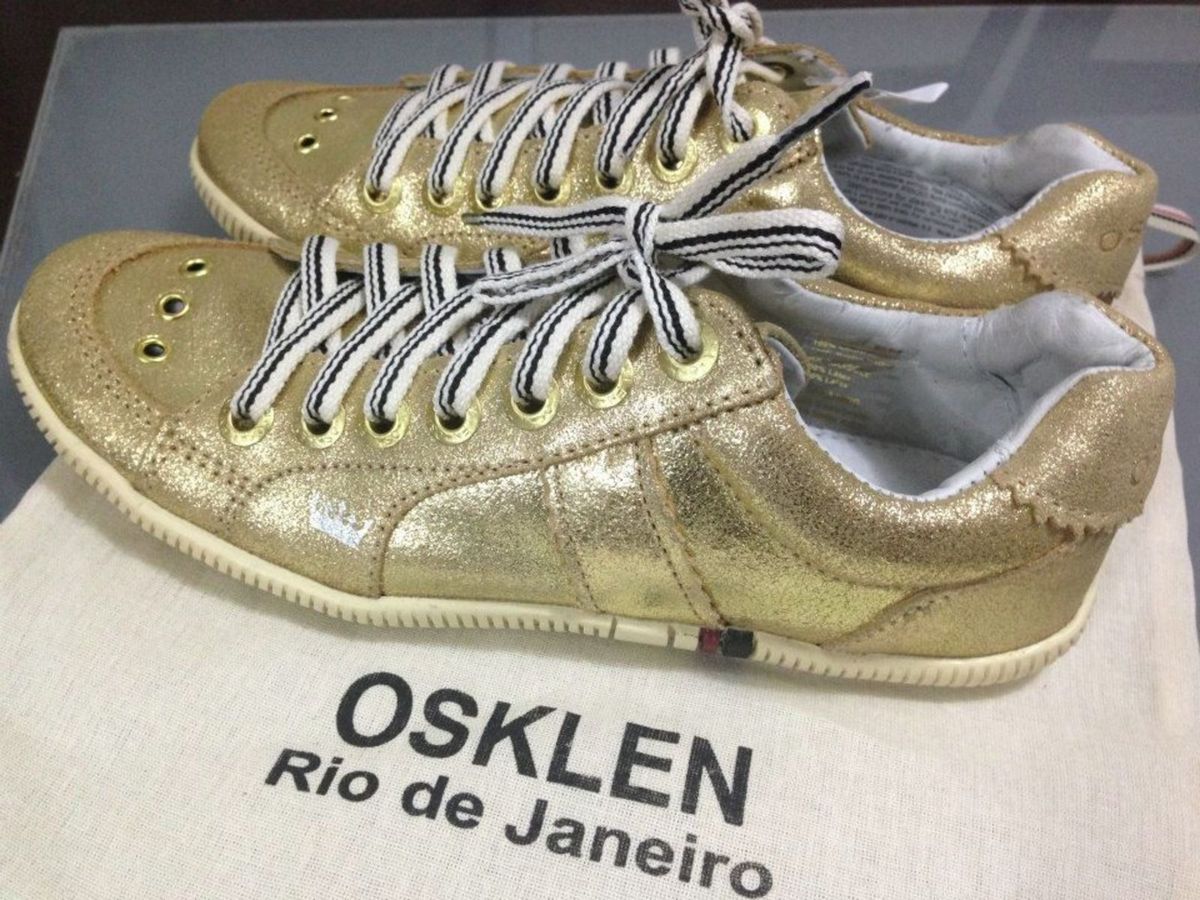 tenis osklen dourado