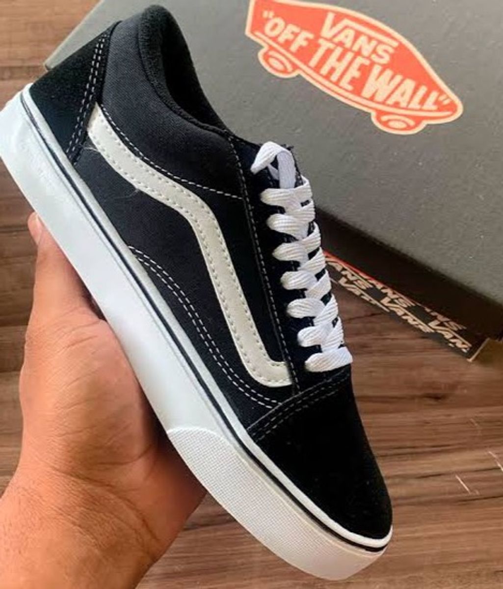 tenis preto com listra branca vans