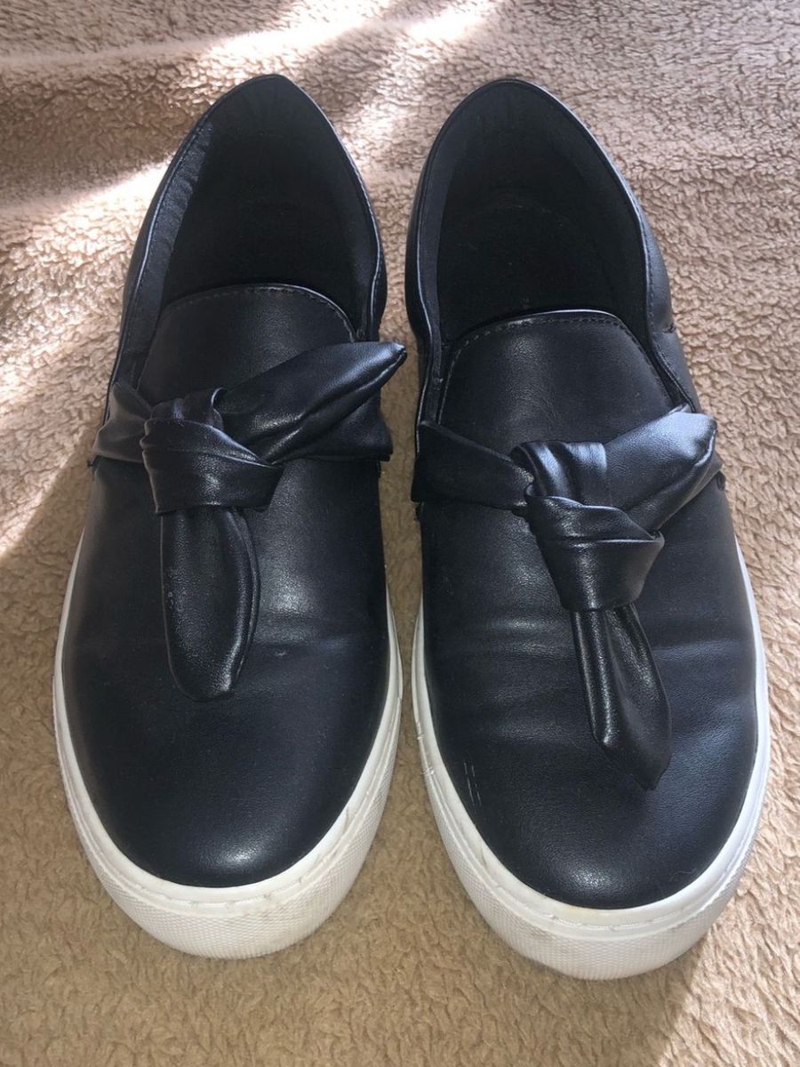 slip on couro preto feminino