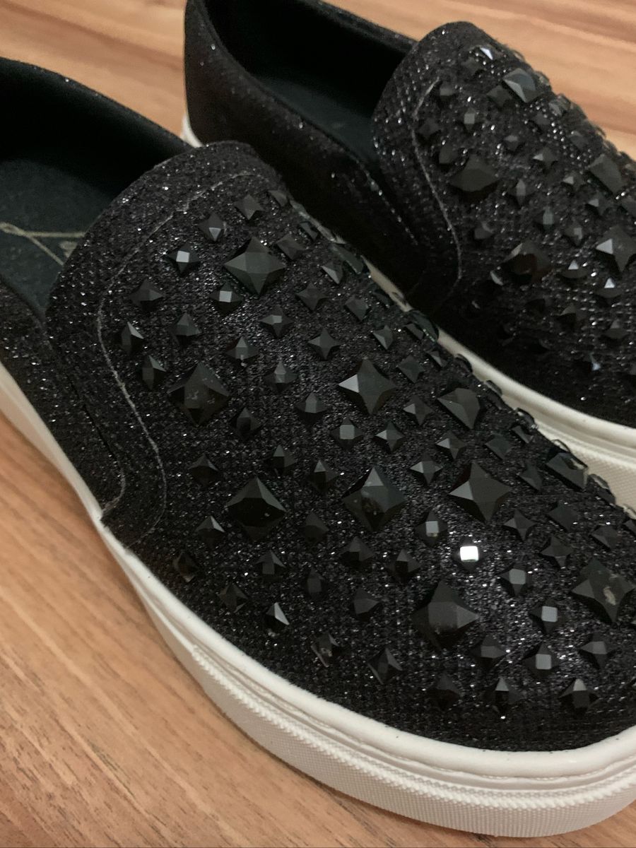slip on preto com pedraria