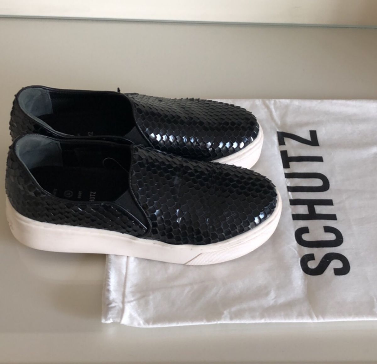 it schutz slip on black
