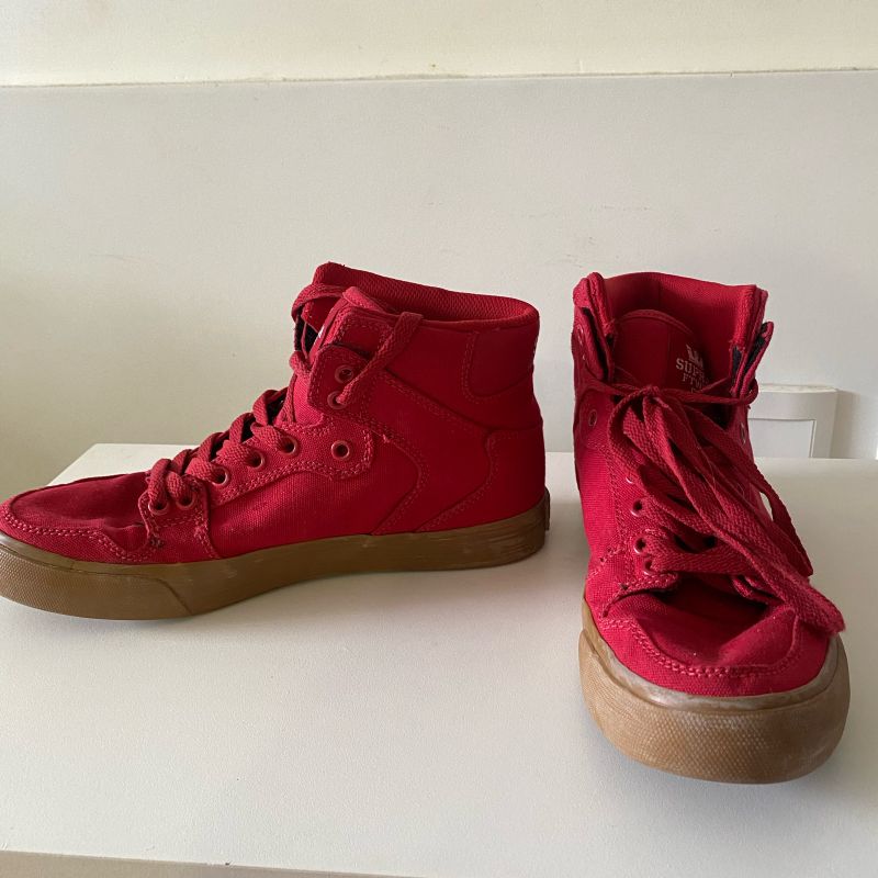 Tenis store supra vermelho