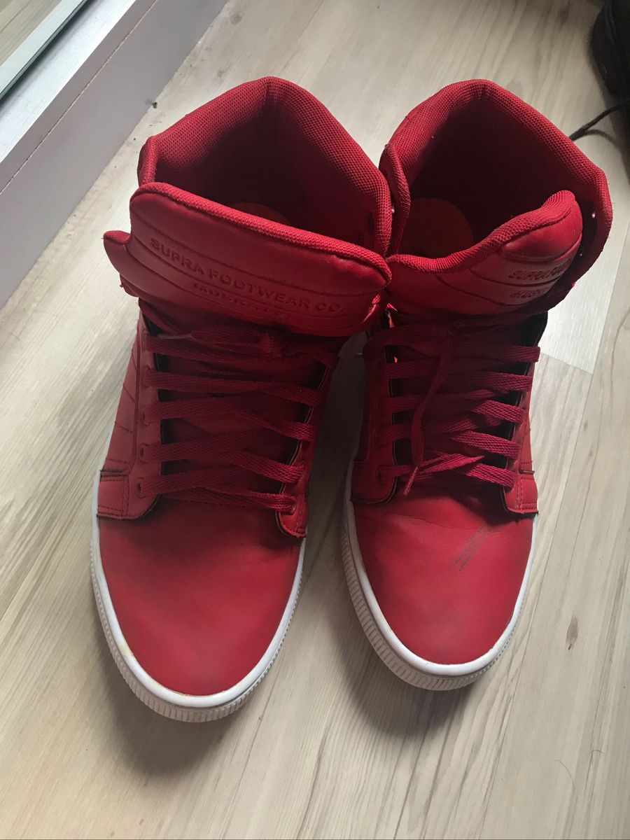 tenis supra vermelho