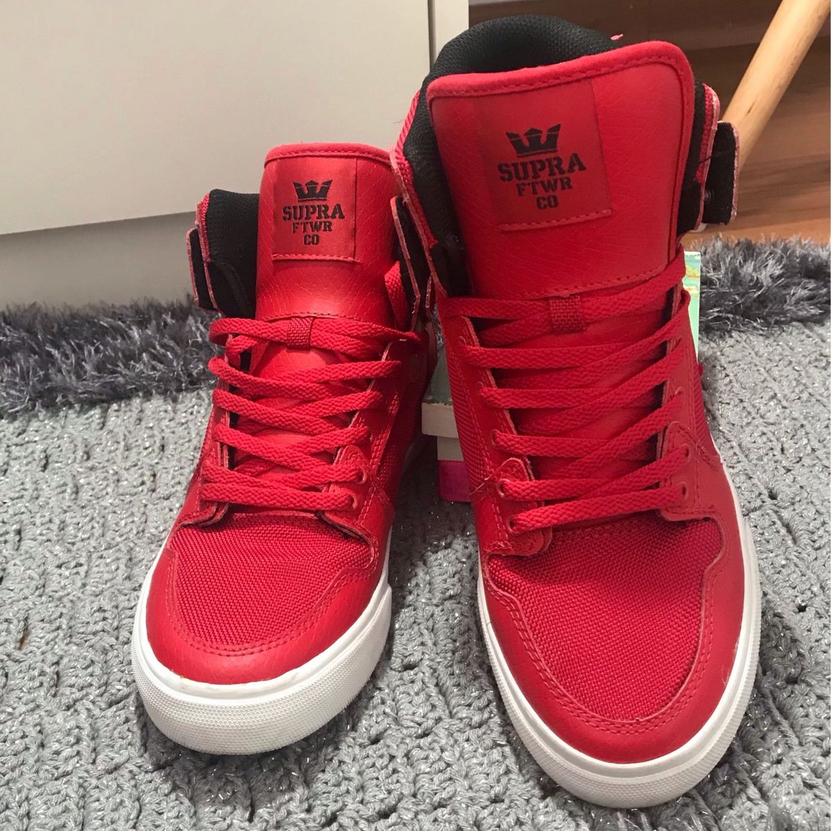 tenis supra vermelho