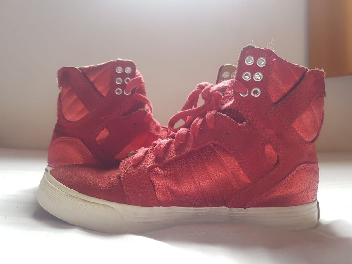 tenis supra vermelho