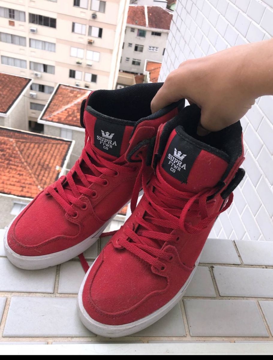 tenis supra vermelho