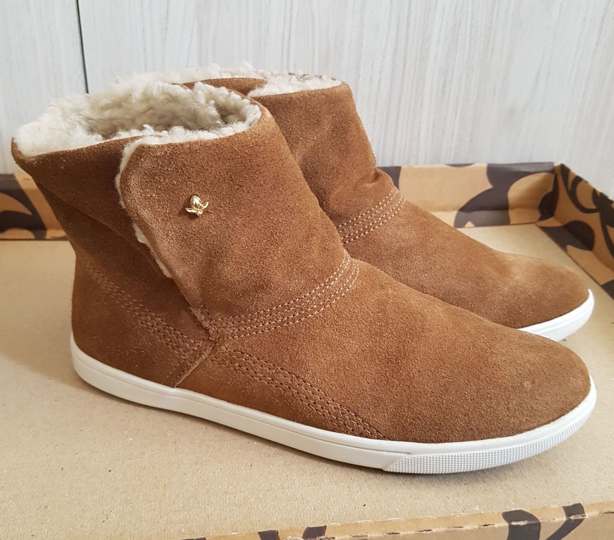 tenis ugg cravo e canela