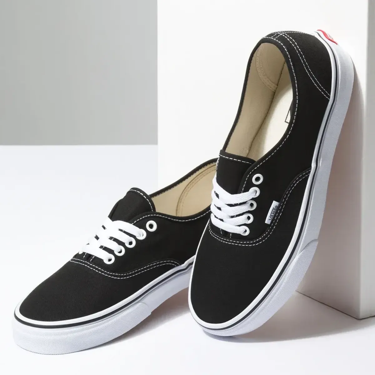 vans authentic preto e branco