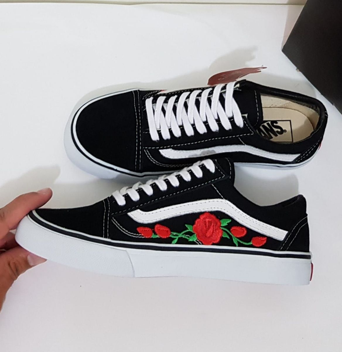 vans old skool preto com flores vermelhas