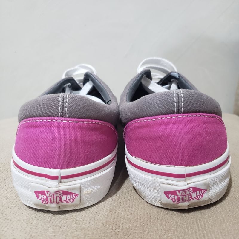 Vans cinzentos e store rosa