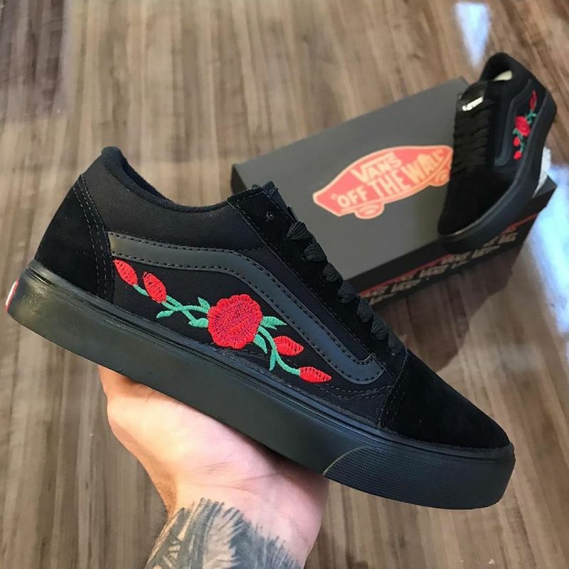 Vans preto com rosas 2024 vermelhas