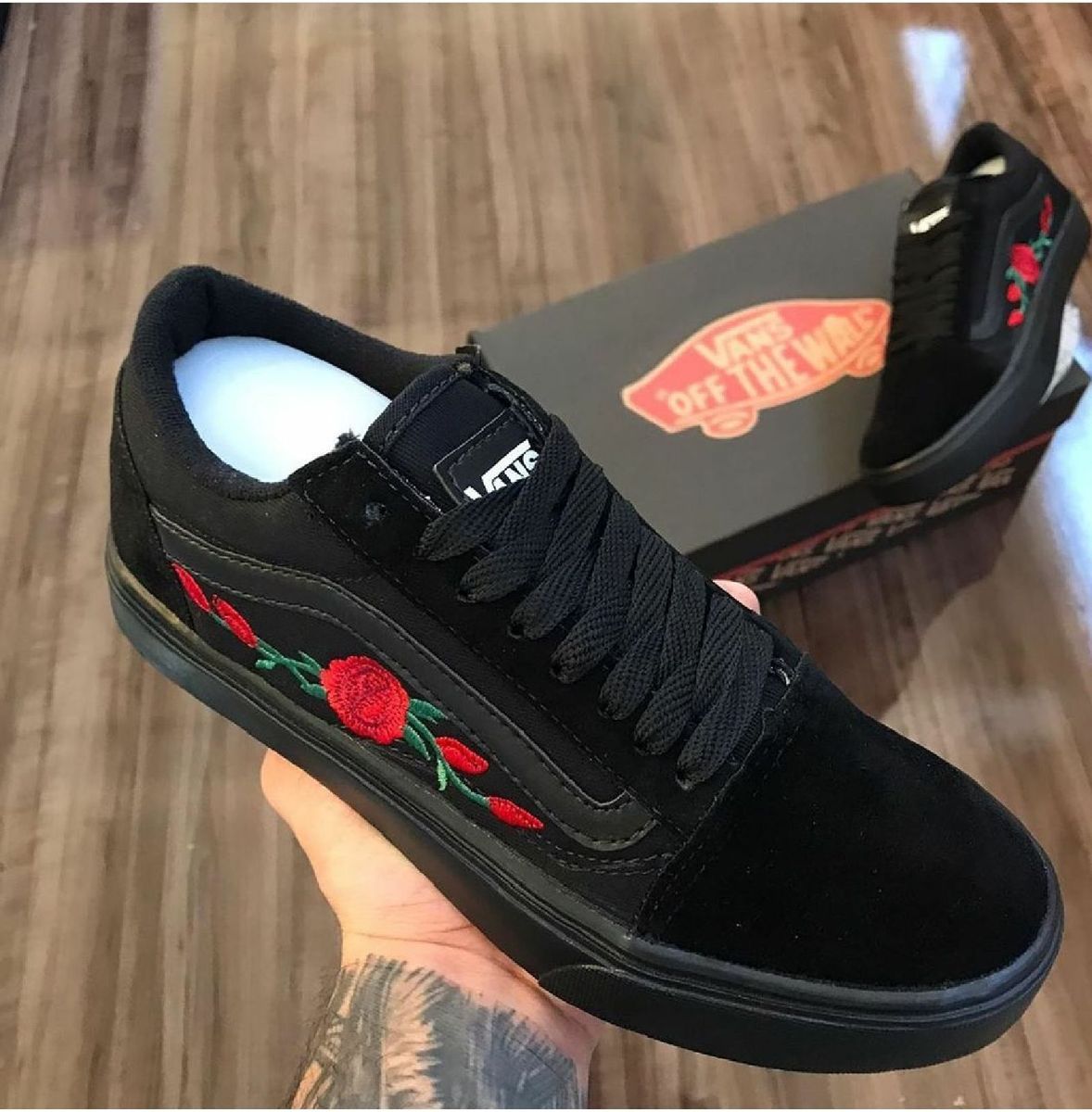 Vans preto 2025 com rosa vermelha