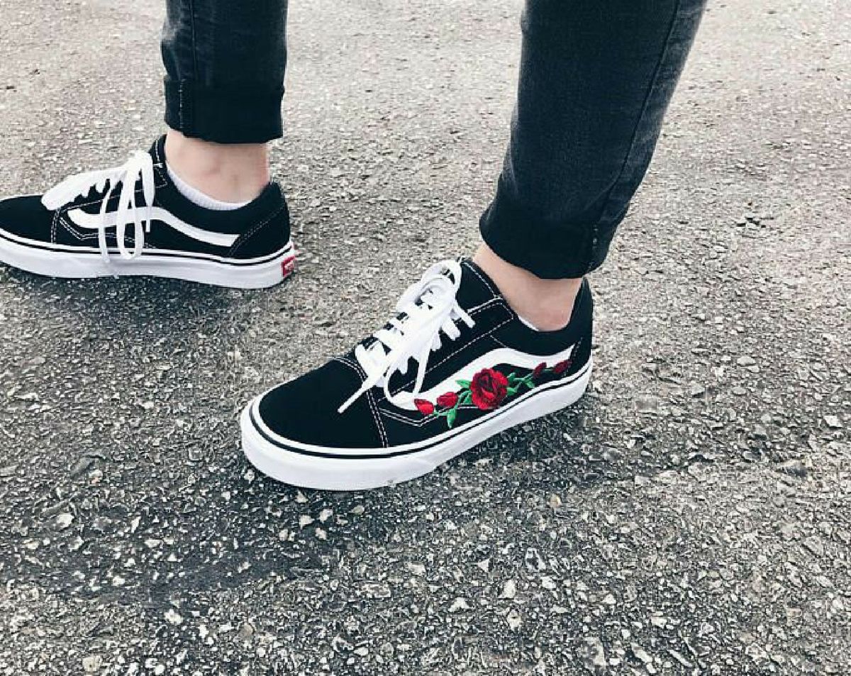 tenis vans preto com rosas vermelhas