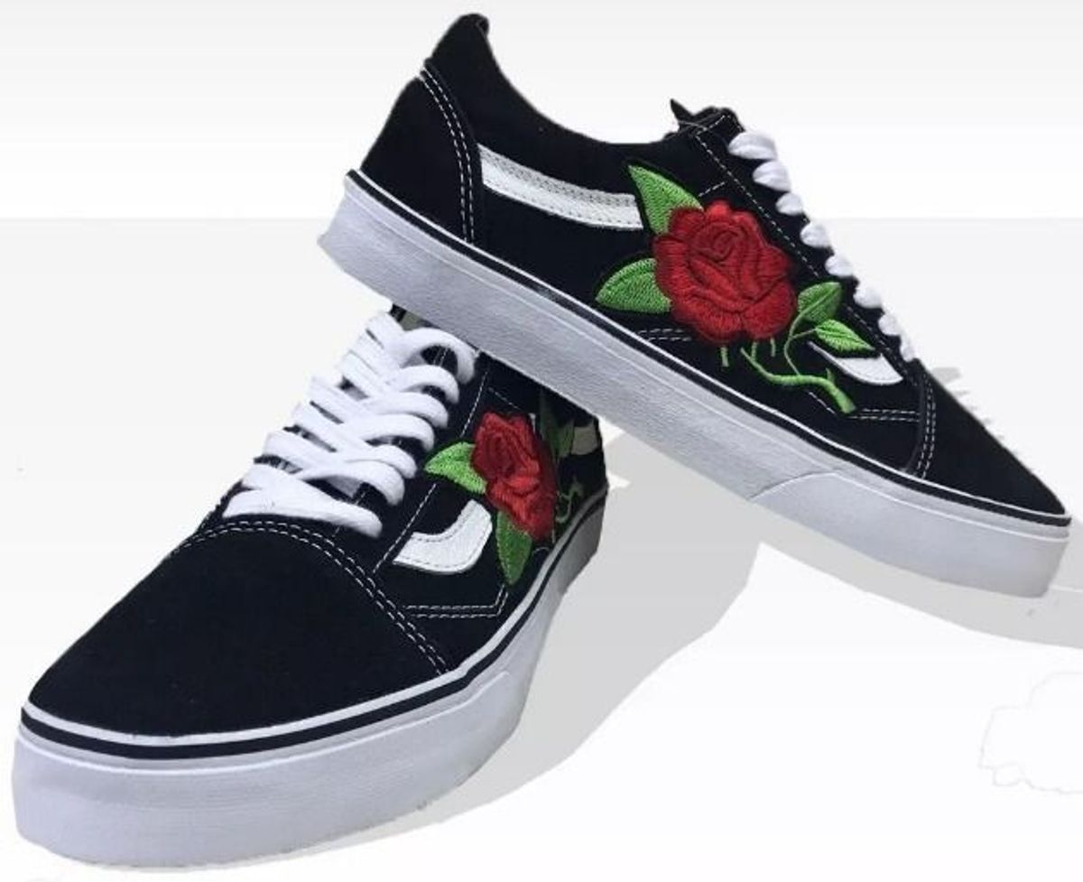 tenis vans preto com flores vermelhas