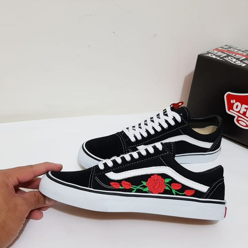 Vans preto deals com flor bordada