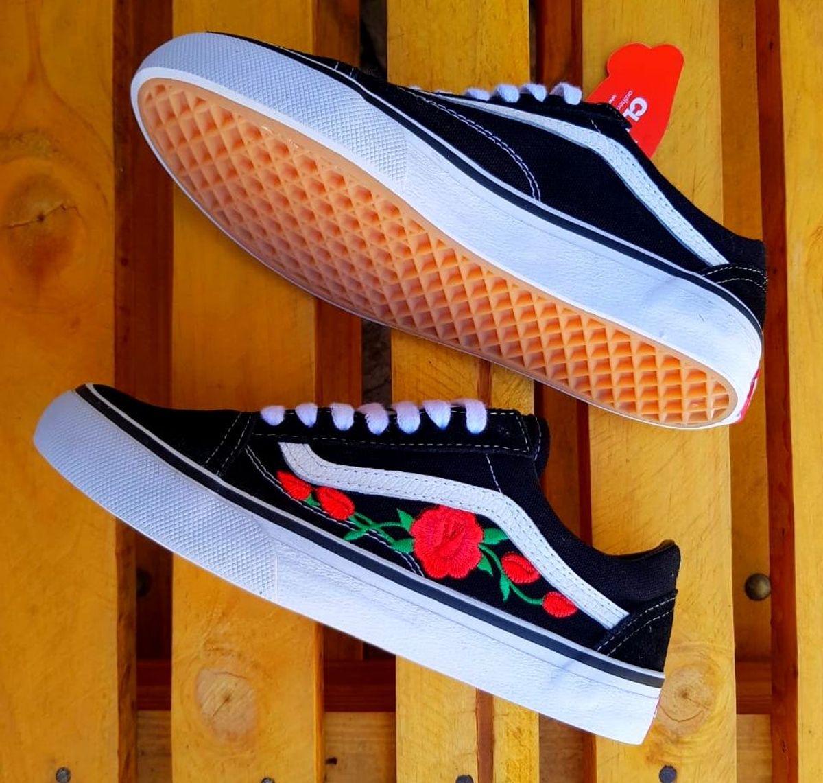 Vans com best sale flores bordadas