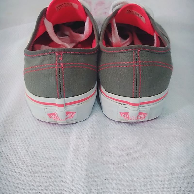 Tenis vans off the 2025 wall cinza e rosa