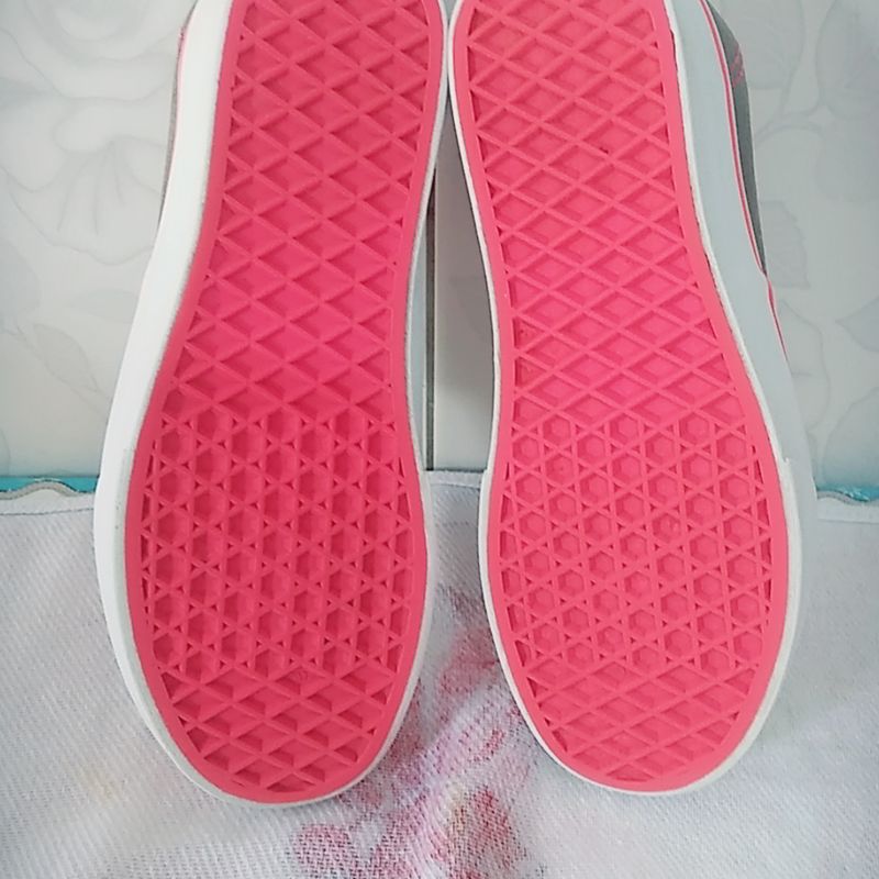 Tenis vans off the outlet wall cinza e rosa