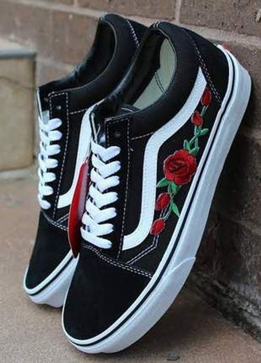 tenis vans feminino preto com flor