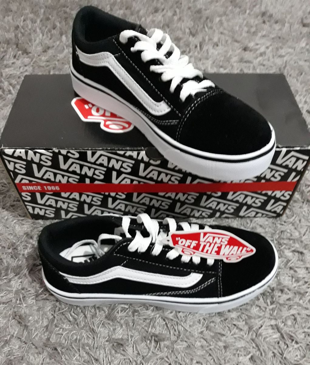 tenis vans preto com a listra branca