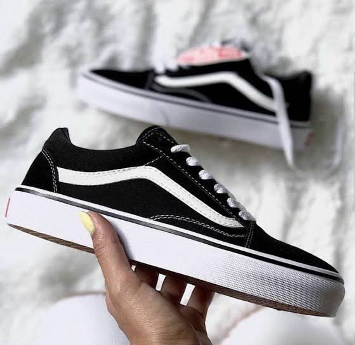 tenis preto com listra branca vans