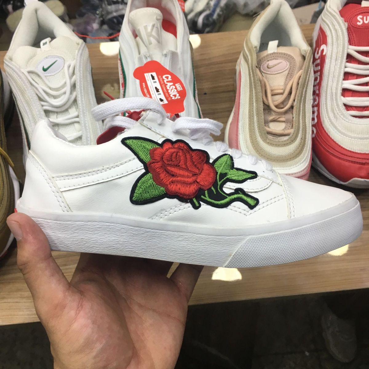 tenis vans com rosa bordada