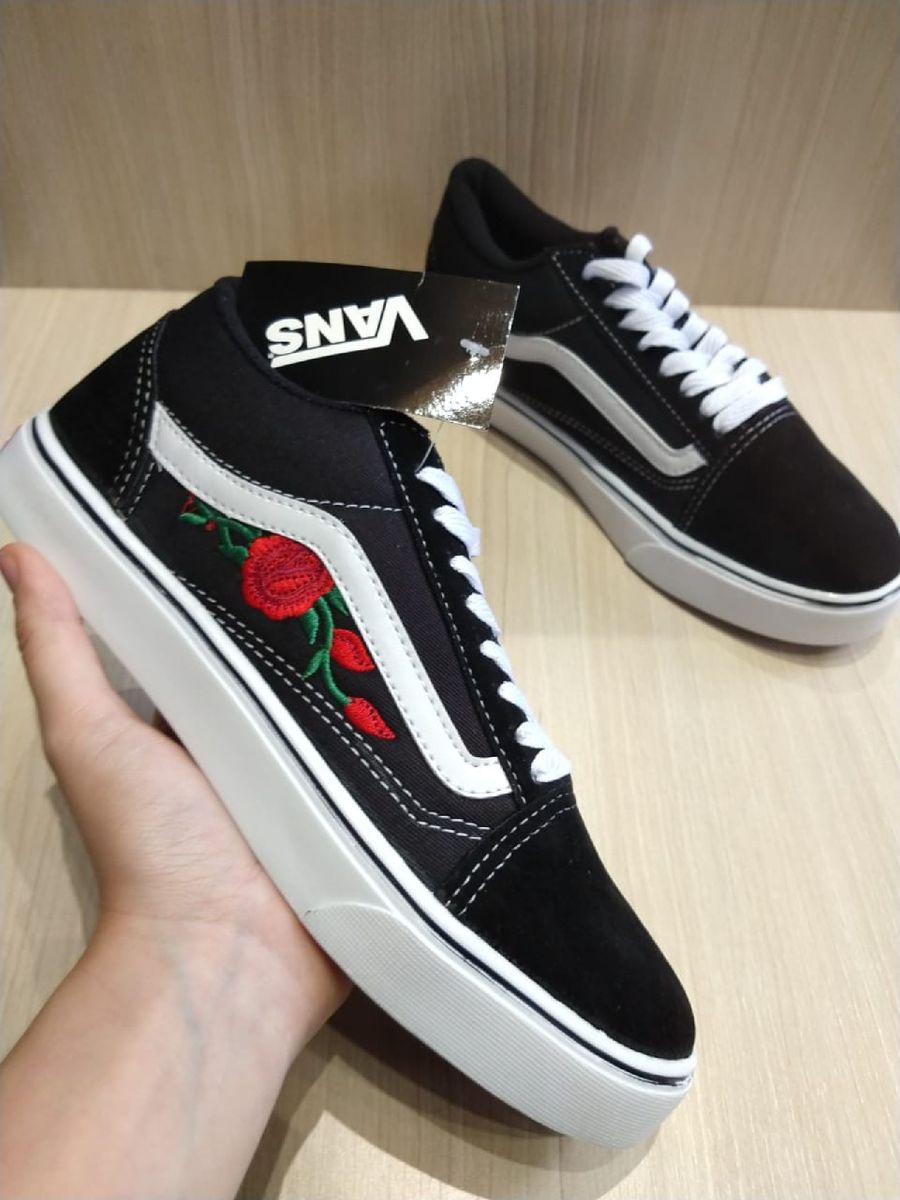 vans old skool preto com rosas vermelhas