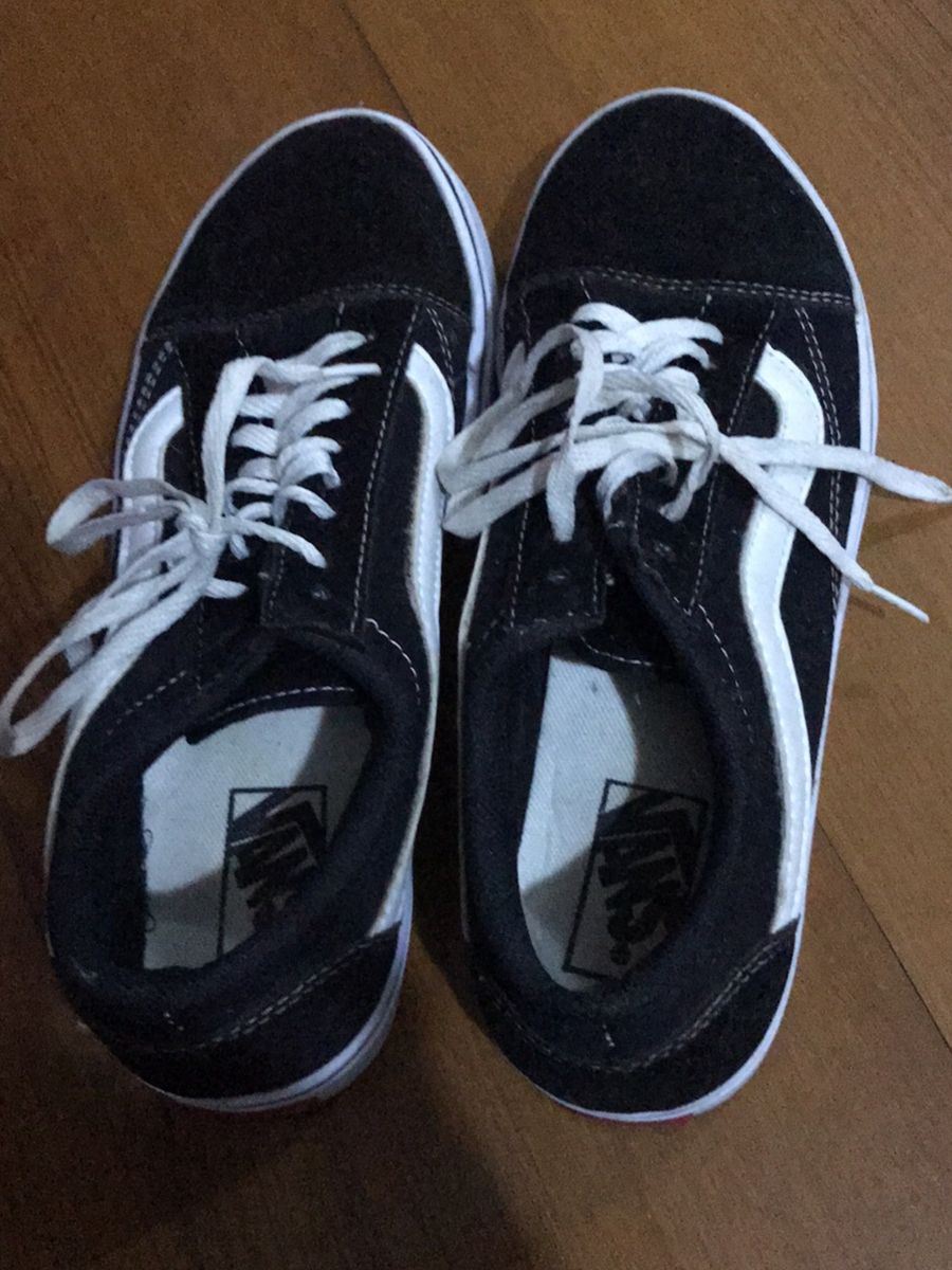 tenis preto com detalhe branco