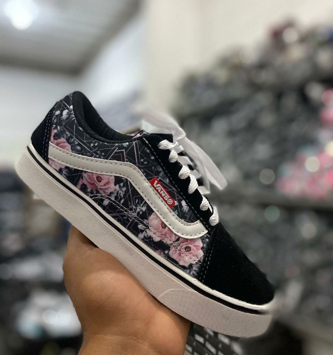 tenis da vans preto com flor