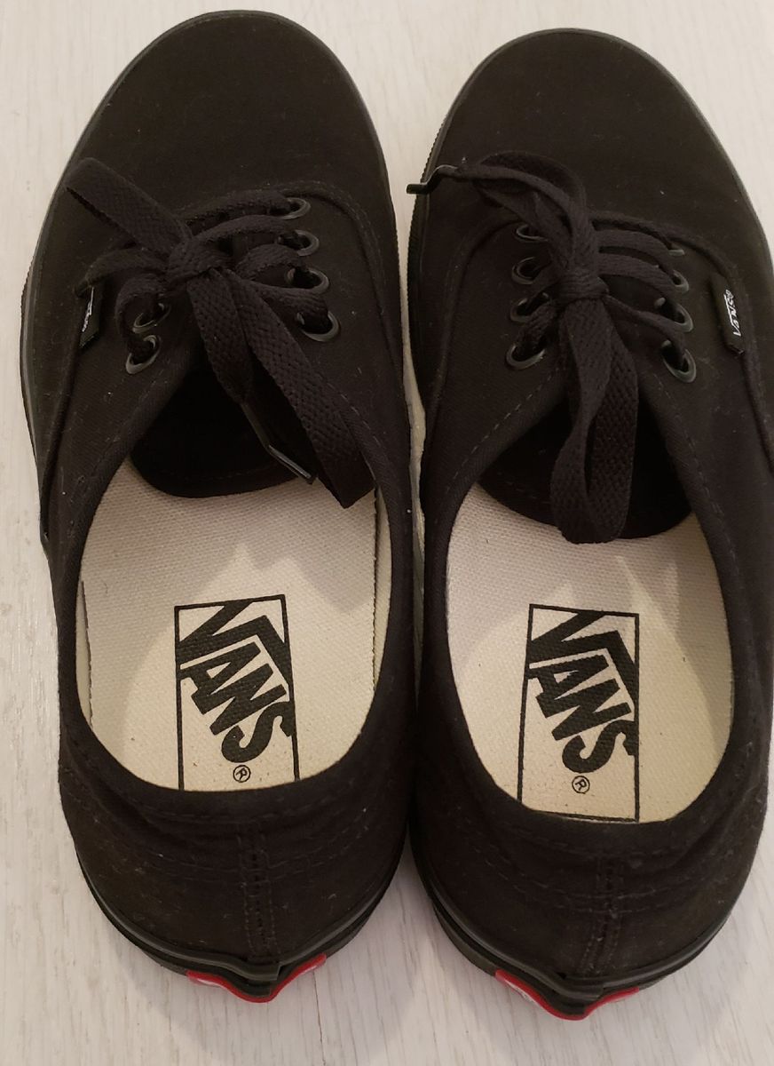 tenis monocromatico preto