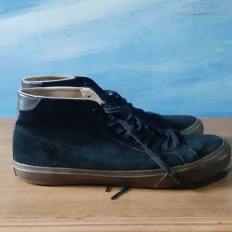 Vans preto cheap sola caramelo